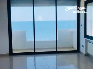  12 عمارة خمس طوابق بأطلاله على شاطئ البحر بثلاث جهات