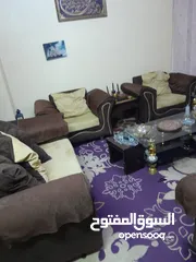  2 هناك  ثلاثه اطقم كنب للبيع