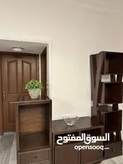  1 طاولة تلفزيون وملحقاتها