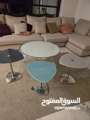  2 طقم طاولات لغرفة المعيشة اربع قطع بحالة ممتازة