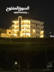  3 ‏بناية حديثة البناء مكونة من أربع طوابق