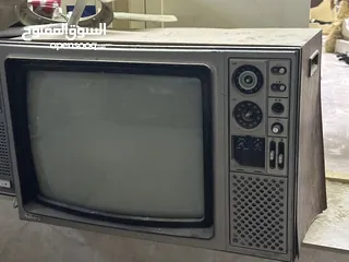  1 تلفزيون قديم على المنظور
