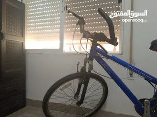  1 بسكليت نمرة 26 عليه سنوبرس امامي غيار امامي 7 وخلفي 3 جنط امامي خلفي جديد