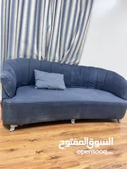  2 كنب نظيف للبيع مع طاولة حق 3 اشخاص