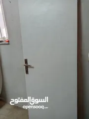  9 باب سكيوريت عدد 2 وباب خشب بدون حلق مستعمل نظيف للبيع