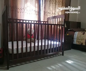  1 سرير خشب صلب للأطفال بحالة الوكالة