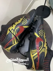  2 حذاء رياضي اسود وذهبي