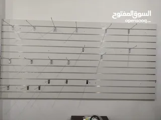  3 رفوف خشب للبيع + لواح تعليق خشب مع علاقات