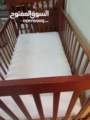  5 سرير اطفال اجنبي مع الفرشة بحالة ممتازة للبيع