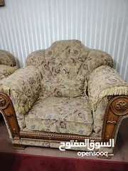  6 أثاث غرفة جلوس كامل (طقم كنب +طاولة صالون +3 طاولات صغيرة) بحالة جيدة جداً بسعر مغري