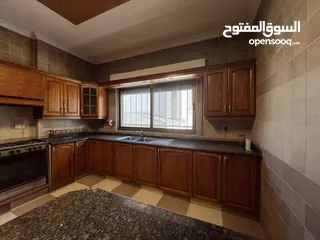  12 شقة ارضية مستقلة للبيع في عبدون خلف السفارة السعودية