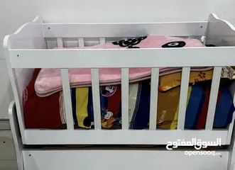  1 سرير طفل للبيع كلشي مابي لاكسر ولاشي مال طفله عمره 6 اشهر 