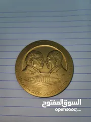  6 ميدالية تذكارية برونزية مطلية بالذهب صنعت عام 1977 ميلادي بسبب زيارة السادات لإسرائيل