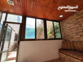  12 شقة صغيرة غير مفروشة مع ساحه للايجار في سطح مرحبا