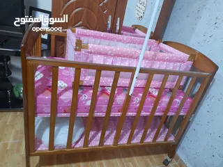  3 تخت بيبي طابقين طابق للبيبي وطابق لأغراضو