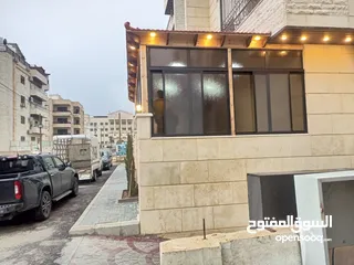  26 أعمال زجاج وسكوريت ومرايا وأثاث خارجي مميز