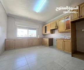  4 الرابية شقة فارغه للإيجار طابق ثالث مساحة 200 متر نظيفة بسعر مميز