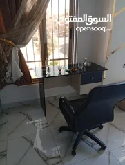  3 مكتب وكرسي جلد بحالة ممتازة