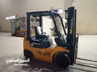  2 رافعه شوكيه انواع تويوتا حمولت 1800 بنزين جير اوتوماتيك بحاله جيده جدا