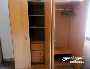  1 خزائن لون بني/بيج في حالة جيده للبيع
