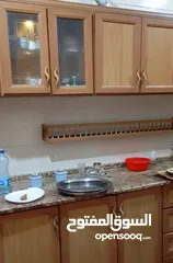  4 مطبخ المنيوم وخشب زان لون مميز خزائن زجاج ابواب للبيع