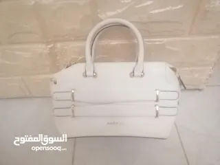  1 اي شنطه فقط 10 دنانير وعندي كمان كندره العروسه جديد بسعر مغري