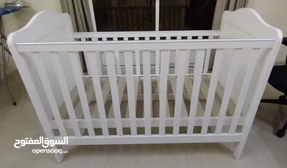  3 giggles crib from babyshop