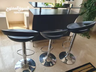  2 للبيع طاوله  ( جلسه )  مع ثلاث كراسي بحاله ممتازه جدا استعمال بسيط في ابوظبي