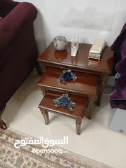  1 طقم كنب لون توتي بحالة ممتازة مع توابعه  لغرفة الضيوف  بسعر مميز