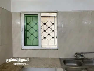  2 شبابيك المنيوم وابواب خشب