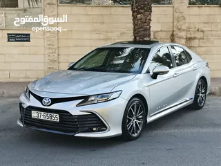  1 تويوتا كامري 2023 GLE كامله الاضافات صيانه الشركه.... قطعة مسافة 40 الف كم