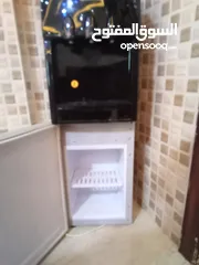  1 كولر ماء نوعيه ممتازه جدا جديد مش مستخدم غير شهر واقل جلتينو لسا عليه وكاله الكولر كلو شغال ميه لميه