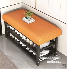  1 كرسي مريح مع مقعد مبطّن باللون البرتقالي وإطار معدني قوي باللون الأسود. مصمم ليجمع الراحه والاناقه