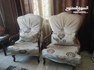  3 طقم كنب عدد 4 مع 5 طاولات خشب أنيق – بحالة ممتازة