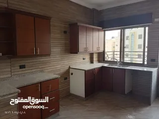  7 شقة طابق ثاني للبيع في الزرقاء الجديدة بالقرب من مسجد بادي بتشطيبات سوبر