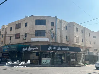  11 مجمع تجاري في وسط إربد عبارة عن محلات وشقق مع تسوية