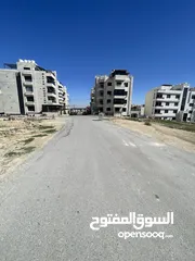  1 ارض مميزه جدا و مرتفعه اراضي ناعور حوض الحويطي خلف المدارس العالميه 780متر سكن (ب) عادي على شارعين .