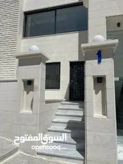 7 شقة ارضية للبيع في الجبيهة 145م + 50م ترس وكراج مستقل (شقتين في الطابق) على 3 شوارع من المالك