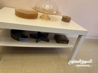  2 طاولة ايكيا لون ابيض بحالة ممتازة للبيع