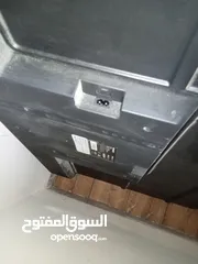  4 مكسوره الشاشه نوعها شارب سمارت 50 بوصه الي بدو يشتريها يوخذها عشان القطع