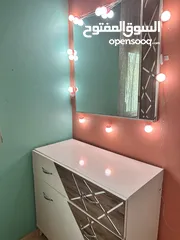  3 تحت مجوز 200*180 مع فرشة طبية مع 2 كومادينا وتواليت مع جرار وخزانة تحته ومرآة