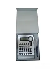  8 آلة حاسبة مكتبية مع قلم فاخر البنك العربي جديدة غير مستعملة.