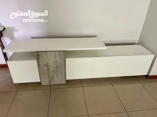  3 طاولة تلفزيون لامنيت لون ابيض بحالة الجديد مع وحدات تخزين