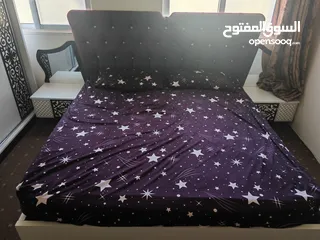  1 تخت مجوز بحاله جيدة مع كوميدينات 2 والفرشه للبيع بداعي السفر موجودة بأربد وقابل للتفاوض بشيء بسيط