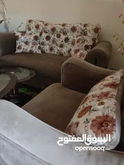  4 طقم كنب تركي 7 مقاعد+طاولة بوفيه جانبية وطقم طاولات سيكوريت 3 قطع شبه جديد للبيع لعدم توفر المساحة