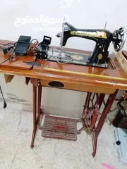  3 ماكينة خياطة مع طاوله استعمال بسيط جدا جديده بحالة الوكاله
