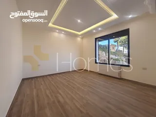  5 شقة ارضية مع ترس للبيع في رجم عميش، بمساحة بناء 225م