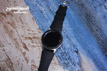  5 ساعة Galaxy Watch الجيل الاول صح قديمة بس بعدها ب لاصق الشاشة الاصلي، شخط ما بيها والسعر مناسب جدااا
