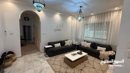  9 شقه فاخره للبيع  من المالك مباشره  سعر قابل للتفاوض بشيء بسيط مميزه جدا جدا  مع غرفه خارجيه و حديقه