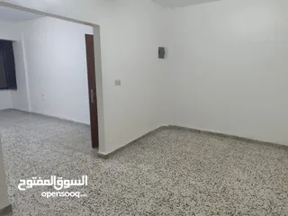  3 شقة طابق ثاني للإيجار في حي نزال بالقرب من شارع الدستور
